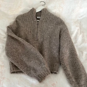 Stickad tröja - Så fin stickad, varm tröja med halv dragkedja från Weekday. Använd ett fåtal gånger. Stl XS🤍Finns kvar
