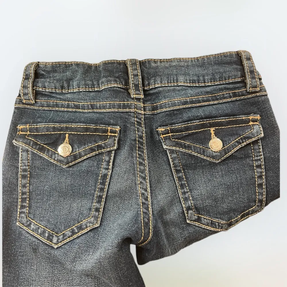 Lågmidjade jeans med fickor på rumpan från Gina Young i storlek 152, använd väldigt få gånger då jag inte tycker de passar mig bra🩷. Jeans & Byxor.