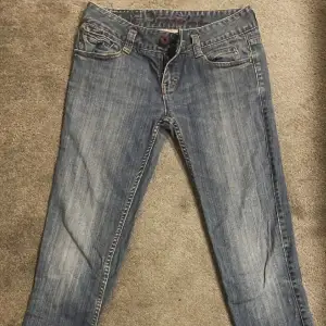 Knappt använda blå jeans, storlek saknas tyvärr men skulle tippa på s. De är lågmidjade och skinny fit men smått lösare längst ner, pris går att pruta☺️☺️
