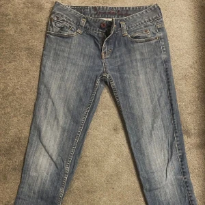 Jeans Bondelid - Knappt använda blå jeans, storlek saknas tyvärr men skulle tippa på s. De är lågmidjade och skinny fit men smått lösare längst ner, pris går att pruta☺️☺️