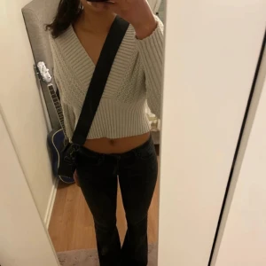 Jättesnygg stickad tröja med V-ringning - Snygg tröja som inte kommer till användning! Sann till storlek och i väldigt bra skick!