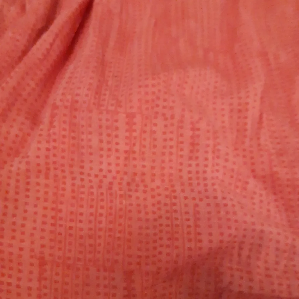 Super gulligt rosa linne med små kvadrater på. Bra skick. Säljer då jag har för mycket linnen så den kommer tycärr inte till andvändning:/ Står 140cm på storleken men skulle säga mellan xxs-xs. Kontakta vid frågor samt om du vill ha flera bilder❤💕. Toppar.