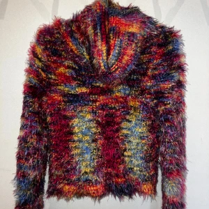 Stickad tröja  - Jättemysig färgglad stickad tröja med stor krage. Sitter åt men passar som en storlek M  Pris går att diskutera