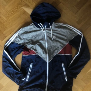 ADIDAS VINDJACKA, aldrig använd - Tunn vindjacka från Adidas. Aldrig använd. Storlek S.