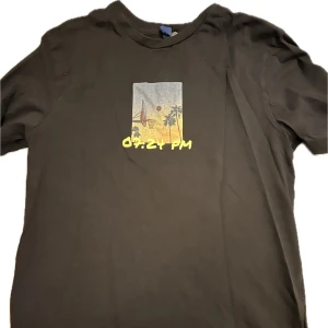 Tshirt - Cool tshirt med tryck från HM. Använd några gånger.