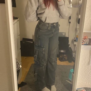 Cargo jeans  - Blåa cargo jeans från Zara. Jag är 174cm Midjemått 72cm Innebenslängd 81