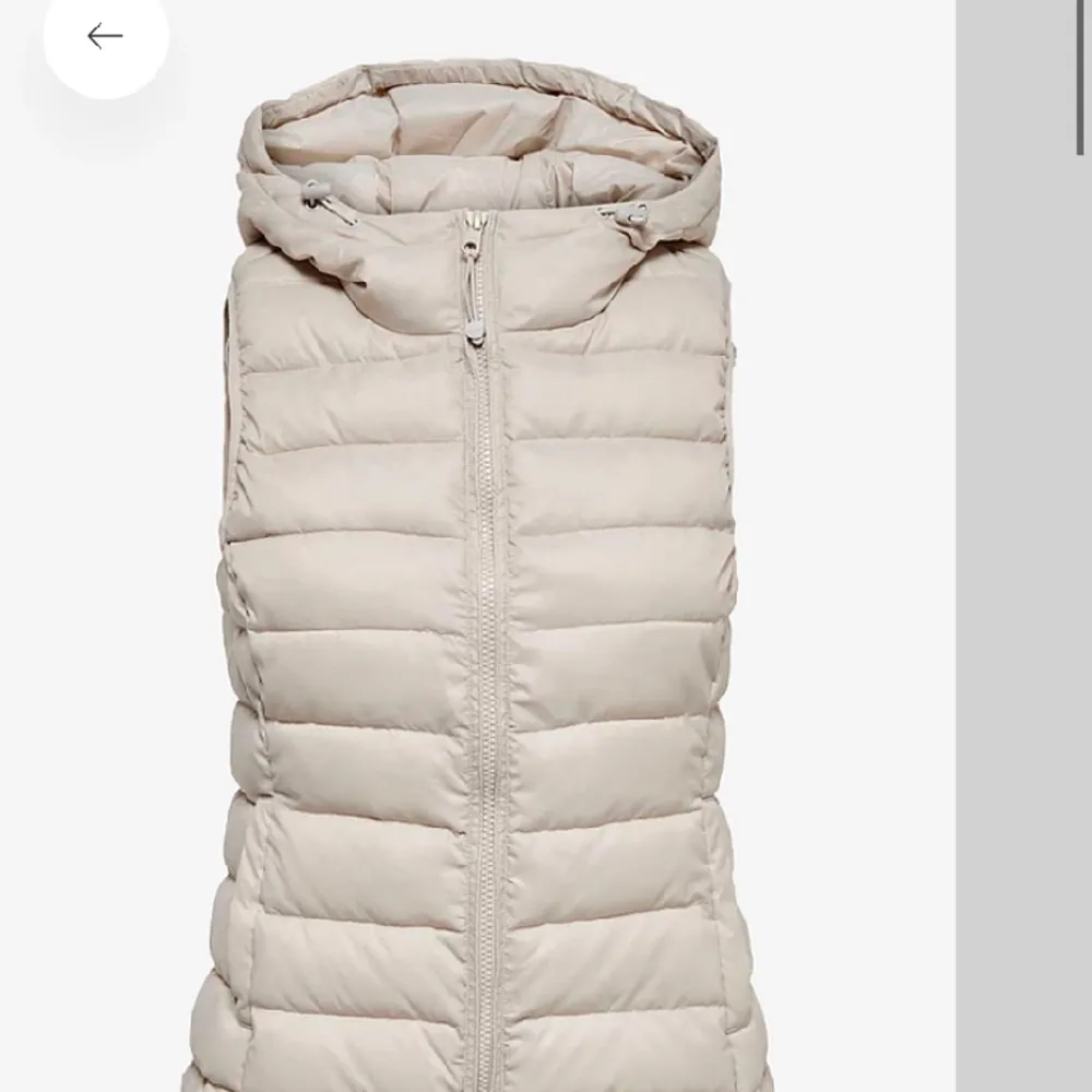 Jättefin kräm beige väst som bara är använd 1-2 gånger. Lite dåligt ljus på bilden. Säljer då jag inte får någon användning av den 🤍. Takit.