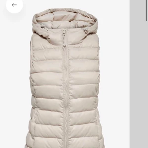 Beige/cream  - Jättefin kräm beige väst som bara är använd 1-2 gånger. Lite dåligt ljus på bilden. Säljer då jag inte får någon användning av den 🤍