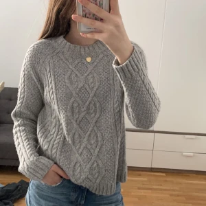 Stickad tröja - Säljer denna stickade tröjan, passar mig som brukar ha Xs-S. Knappt använd. Abercrombie & Fitch, väldigt bra märke.