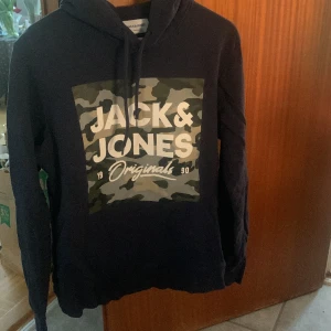 Huvtröja  - Strl M, fin men använd 