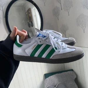 Adidas samba - Säljer mina knappt använda sambas som är slut i de flesta storlekar på hemsidan. Strl 38