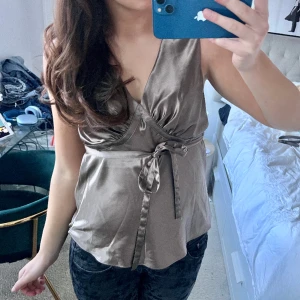 Satin topp! - Snygg topp i satin!