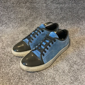 Lanvin skor  - Tja! Säljer nu dessa väldigt snygga lanvin skorna i en go färg. Skorna är i strl UK 7🤩(41-42). Dom är lite använda men i jätte bra skick🔝. köpta för: 4500. Säljs för: 2150💯. Hör av dig minsta funderingar🙌🏼 Mvh EBRESELL🔥