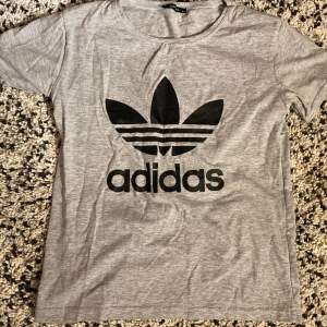 Adidas t-shirt som har använts några gånger. 
