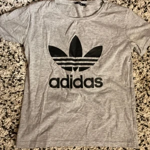 Adidas - Adidas t-shirt som har använts några gånger. 