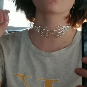Skelettchoker  - En cool choker som inte kommer till användning, all den silvriga färgen är kvar och inga andra skador Skriv gärna om du har frågor✨