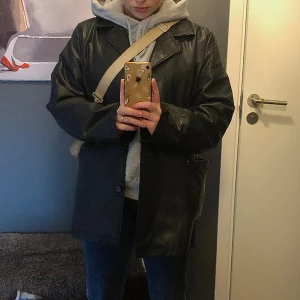 Svart Skinnjacka - Sååå snygg svart skinnjacka/skinnkavaj. Väl använd, skinnet har ”flagnat” lite på vissa ställen. Köpt på humana för 400.