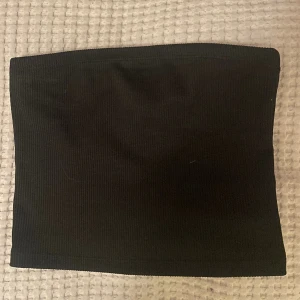 Svart ribbad tubtopp - En svart tubtopp från hm som är lite för liten på mig. Den är i jättebra skick! Vid frågor hör av er💘