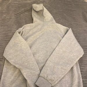 Hoodie  - En fin oversize hoodie sällan använd och är i bra skick 