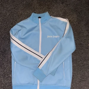 Palm Angles zip kofta - Hej min palm Angles zip kofta Priser går att diskutera 