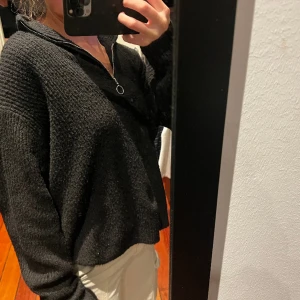 Luftig tjocktröja - Tröjan är i bra skick och är varm med samtidigt luftig då materialet är så. Kliar inte och sticks inte.