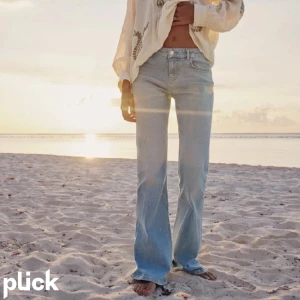Low waist Bootcut jeans - Skitsnygga ljusblå jeans från Zara, köptes på plick men tyvärr för stora. De är endast använda ett fåtal gånger.