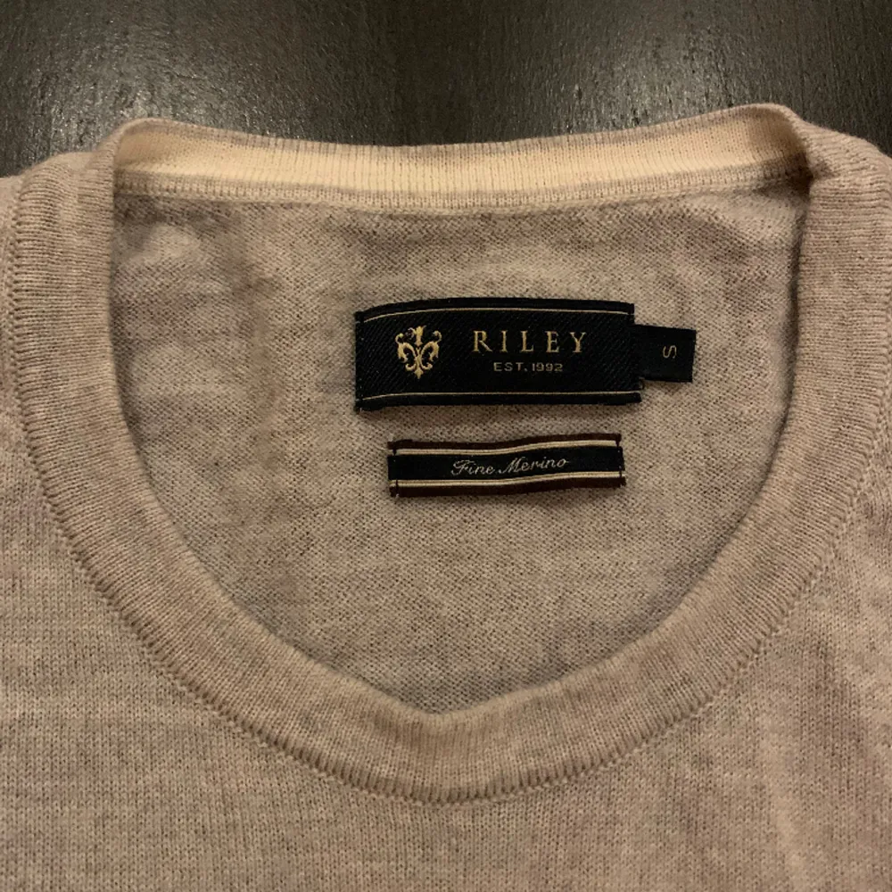 En fin tröja från Riley som är i topp skick. Materialet är en väldigt skön merinoull och den är inköpt för 750kr. Tröjor & Koftor.