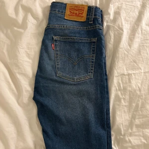 Levis Jeans - Dess snygga jeansen är från märket Levis i modellen ”512 Slim Taper” samt storlek 16A/176 cm. Säljer dem då de har blivit för små.