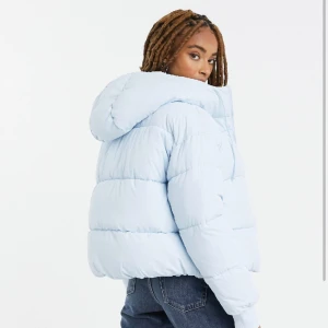 Pufferjacka - Säljer denna fina jacka från monki fast i vit!🤍 Köpte den förra året men har knappt kommit till användning, behöver plats för nya jackor så nu behöver denna få ett nytt hem🩵 