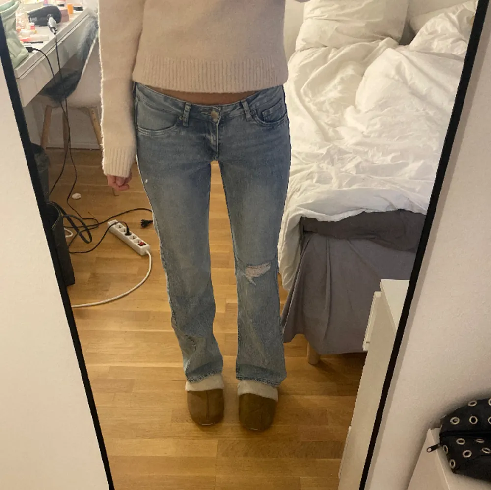 ett par jeans från hm som är lowaisted och bootcut i storlek 36, de är i stretch material och har nu blivit lite korta på mig som är 1,74💞. Jeans & Byxor.