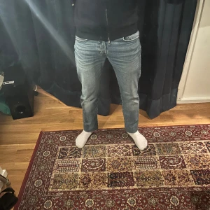 Levis Jeans - Tja! Säljer nu dessa ruggigt snygga Levis jeans. Modellen är 501 men som ni ser på bilden kan dom bli både mer slim och baggy beroende på hur man viker upp dom. Skicket är 9/10. Vid fler frågor/bilder tveka inte på att höra av er!