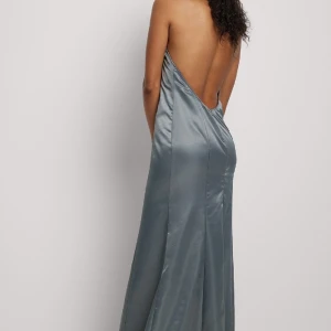 Balklänning  - Säljer denna klänning från NA-KD så jag tyvärr missade returen.  Aldrig uppackad eller provad, alla lappar kvar