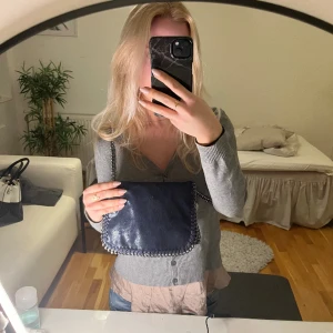 Snygg väska - Säljer denna såå snygga väskan med blå-skimrig färg då den inte längre kommer till användning💕 Den är nästan i nyskick! Tryck på köp nu💗
