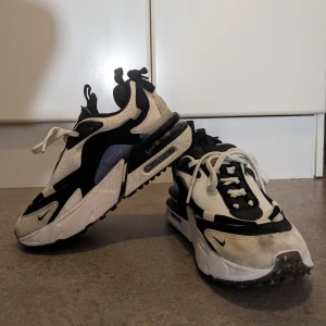 Nike Air Max Furyosa stl 37,5 - Nike Air Max Furyosa.  Storlek 37,5 men små i storleken, sitter mer som 36,5/37. Sparsamt använda och i fint skick (förutom smuts på framsidan, går säkert att få bort, har ej försökt).  Bild 3 är från Zalando.