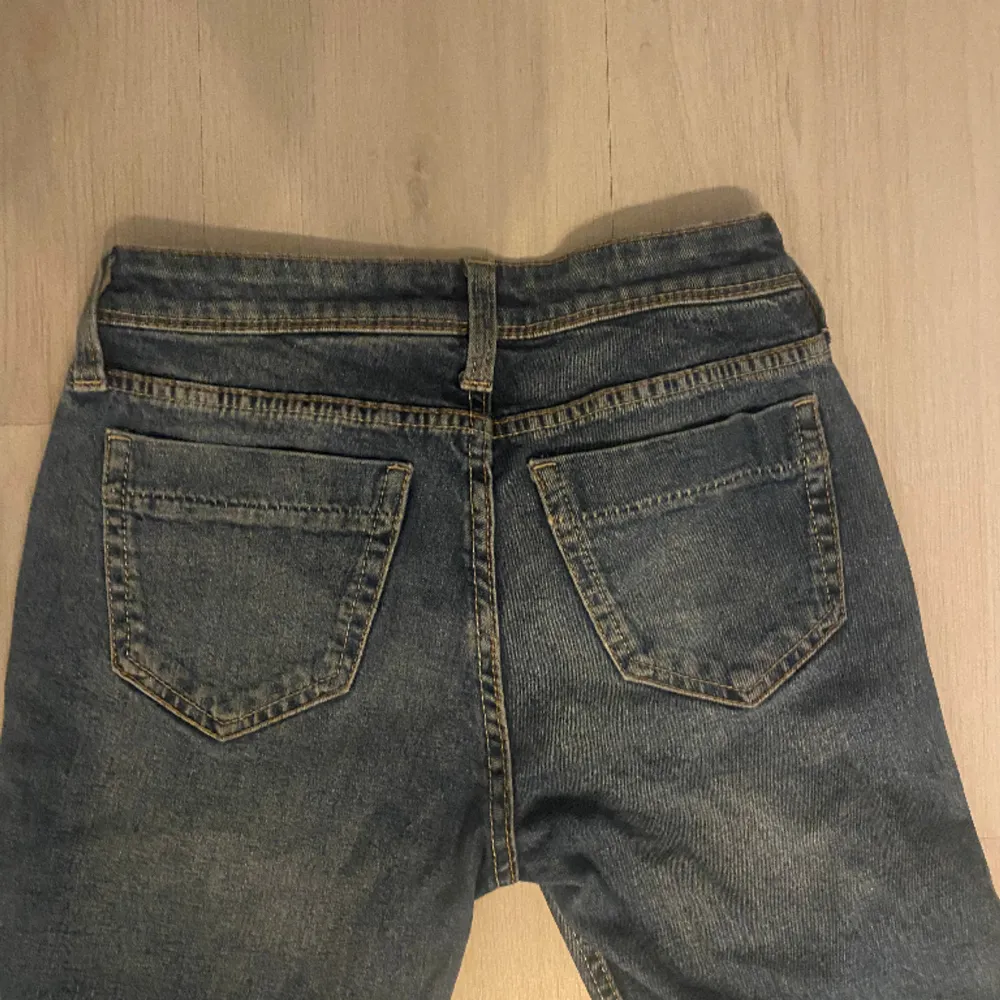 Blå låga mörkblå jeans flared strl 34. Använda fåtal gånger och i fint skick. Säljer då de är något korta för mig!. Jeans & Byxor.