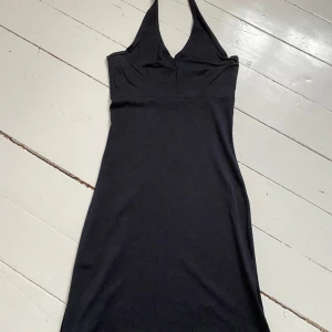 Klänning  - Snygg klänning med knyt i nacken. 