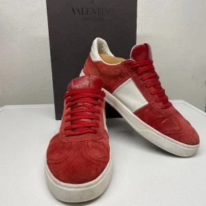 Valentino flycrew  - Säljer nu mina sällsynta valentino flycrews i i storlek 43 som är i gott skick. Alla nitar sitter kvar på båda skorna, kvitto,box,laces osv medföljer. Skriv för fler bilder eller övriga frågor!🙌🏽