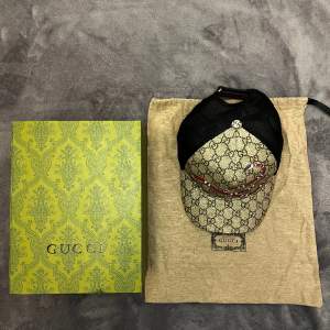 Gucci snake keps färg beige. Helt ny, med dustbag och kartong.