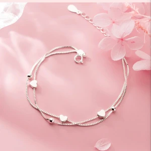 Armband - Snyggt armband som knappt är använd då jag fick dubbletter. Nypris 599 kr  Material: Sterlingsilver Mått: Kedjans längd är 19 + 3 cm Färg: Silver  