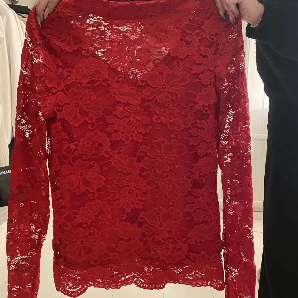 Röd spets tröja med inbygga linne (kolla bild 2), sitter jättefint på och den är aldrig använd! I stolek s ifrån Vero moda🤍 säljer för 200kr+frakt (pris kan diskutera) . Blusar.