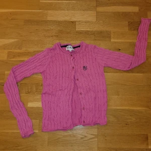 Kofta - Kabelstickad kofta från Hampton Republic (kappahl), storlek 146/152. Köparen står för frakten 💕