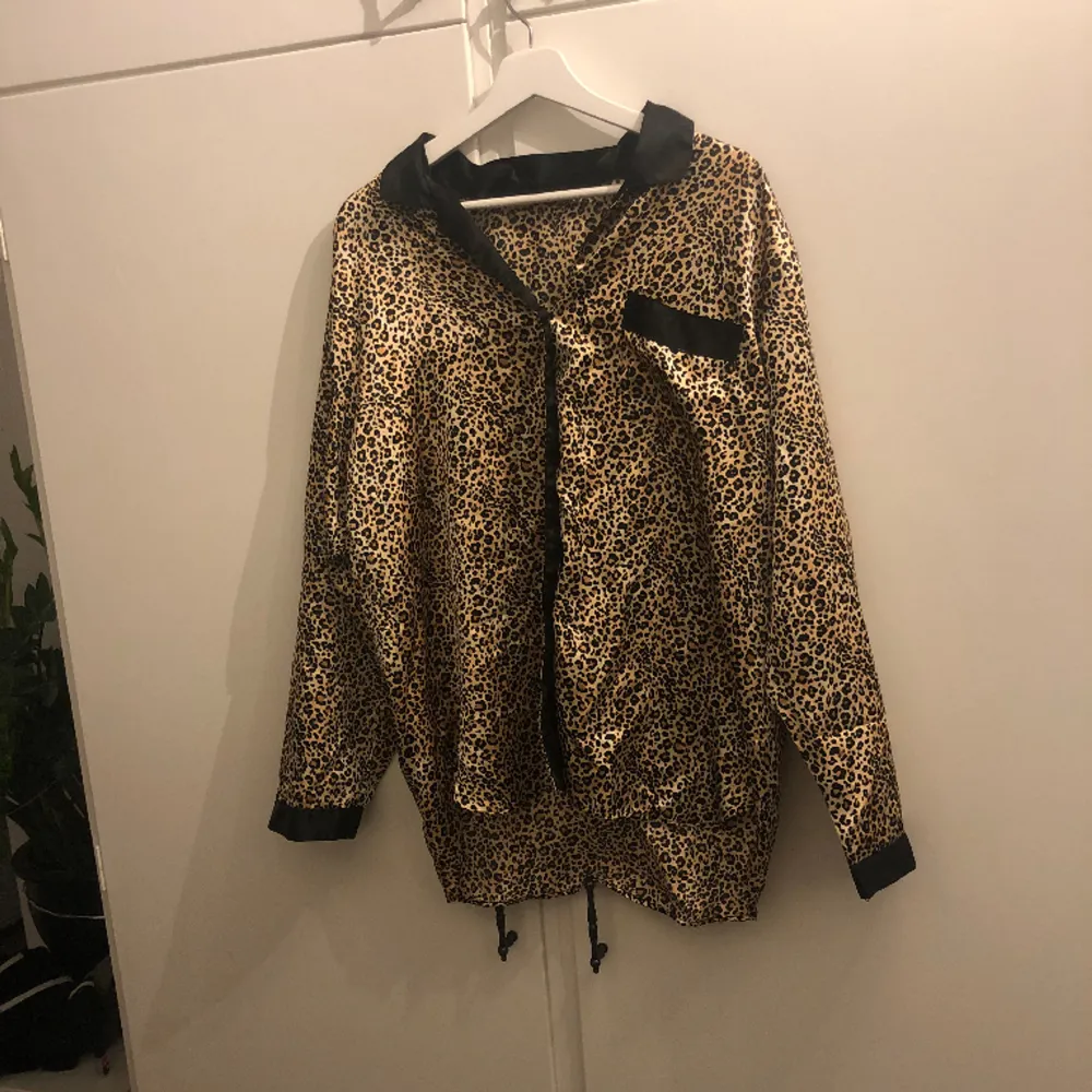 super fin ”oversized” pyjamaströja i silke med leopard mönster, den har knappar framtill och en ficka på bröstet. Säljer för att den ej kommer till användning 💗. Skjortor.