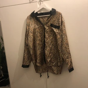 leopard silke - super fin ”oversized” pyjamaströja i silke med leopard mönster, den har knappar framtill och en ficka på bröstet. Säljer för att den ej kommer till användning 💗