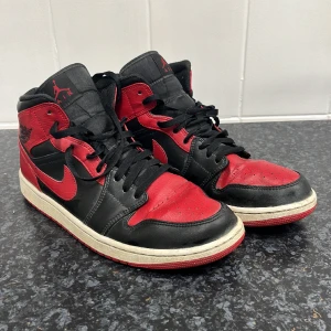 Jordan 1’s  - Air Jordan 1 Mid ”Banned”, knappt använda. Nypris: 2199:-. Kan mötas upp i Stockholm annars frakt