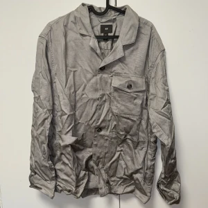 Overshirt - Jätte fräsch overshirt använd 1-3 gånger bara i storlek Small säljs för 250kr men pris går att diskuteras.