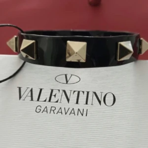Valentino armband  - Fint skick förutom att en spik är lite defekt men inget som syns. Äkta men inget kvitto finns då det är present. Box kommer med 