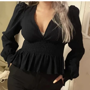 Marinblå blus  - Såå fin blus, passar till allt!❤️
