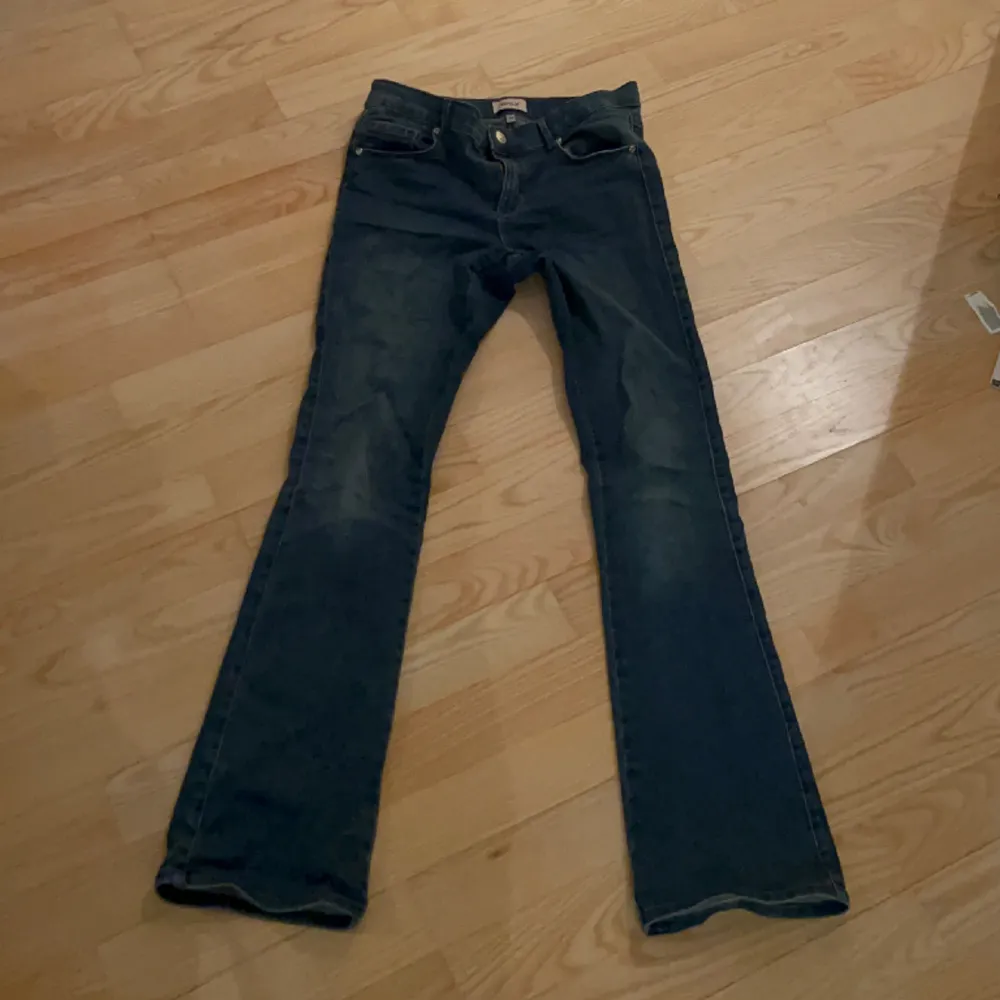 Säljer dessa utsvängda jeansen från ONLY.💗Använda väl men fortfarande i bra skick. Nypris 379 kr, säljer för 200 kr(kan gå ner i pris vid snabb affär). Storlek 164 cm(14 år).💗 Köparen står för frakten, jag kan mötas upp!. Farkut & Housut.