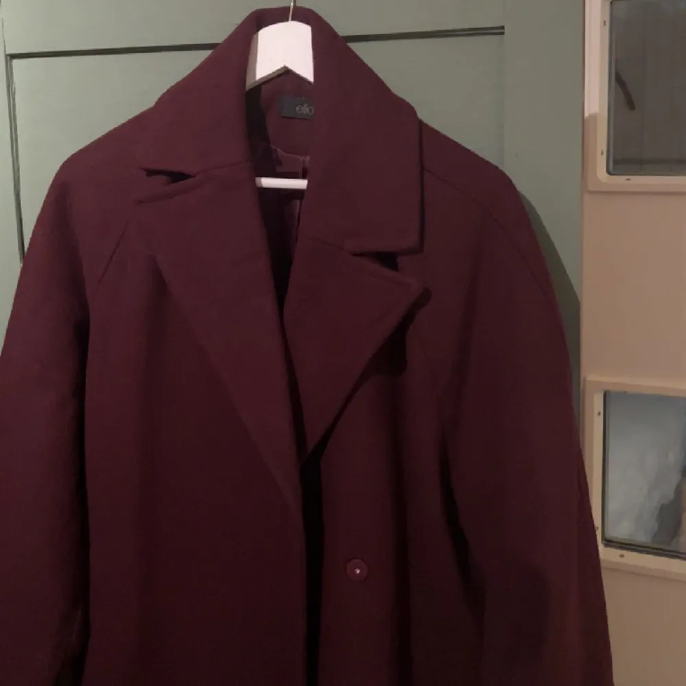 Vinröd lång kappa - helt ny från ellos🍇(storlek 38 men passar en som har storlek 36. Jackor.