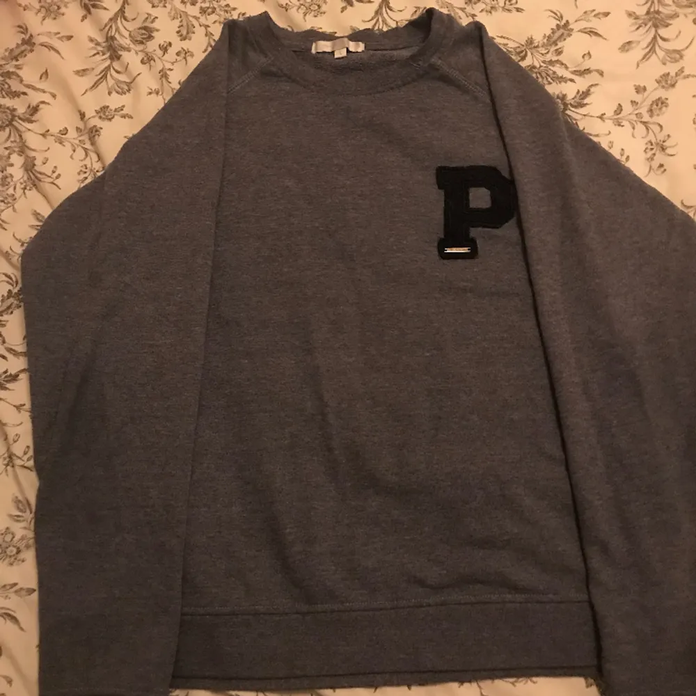 En crewneck av panos Emporio med en snygg grå blå färg Skick: 9:10 Knappt använd   Äkta ✅. Hoodies.